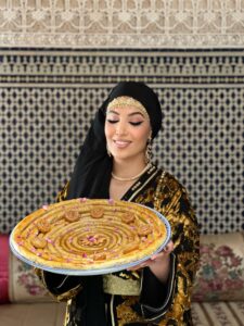 بشرى النقرة تطهو نجاحا جديدا في عالم الطبخ المغربي، ومقطع فيديو "أنا مغربية" يشعل مواقع التواصل الاجتماعي