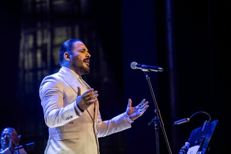 رامي عياش.. يفاجئ الجمهور فى أحدث حفلاته بالغناء بدون ميكروفون