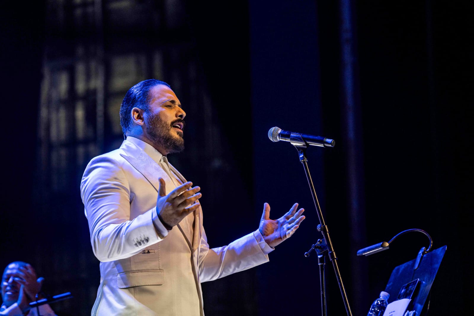 رامي عياش.. يفاجئ الجمهور فى أحدث حفلاته بالغناء بدون ميكروفون