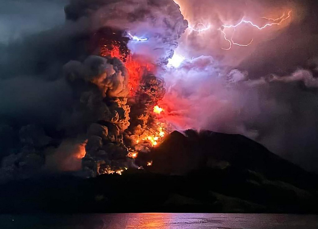 بركان جبل روانغ في إندونيسيا