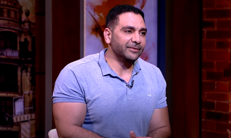 المطرب أكمل