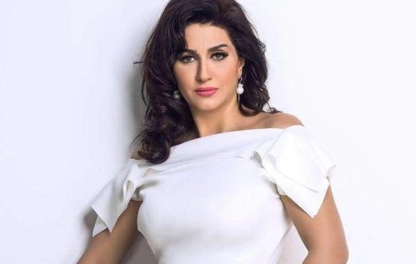 الفنانة وفاء عامر
