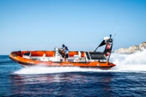 غرق قارب مهاجرين قبالة السواحل الإيطالية