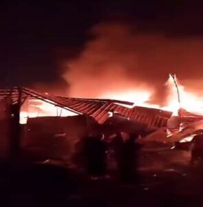 السيطرة على حريق اشتعل فى منطقة "الزرايب" بالبراجيل.. اشعار خبر نيوز